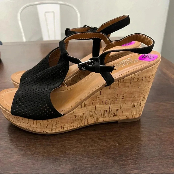 NEW Franco Sarto Clinton 2 Black Perforated T- Strap, Open Toe, Wedge Sandal 8.5 - Picture 4 of 5